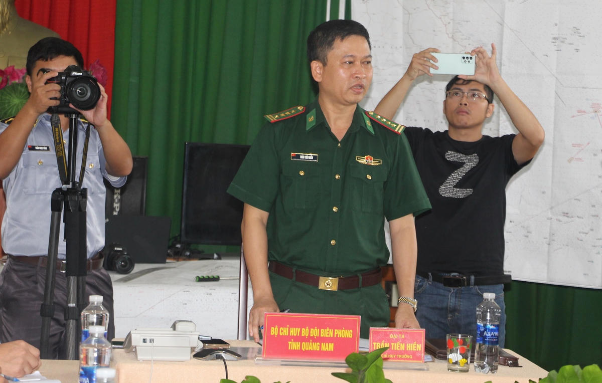 Đại tá Trần Tiến Hiền, Chỉ huy Trưởng, Bộ Chỉ huy BĐBP tỉnh Quảng Nam phát biểu tại cuộc họp.