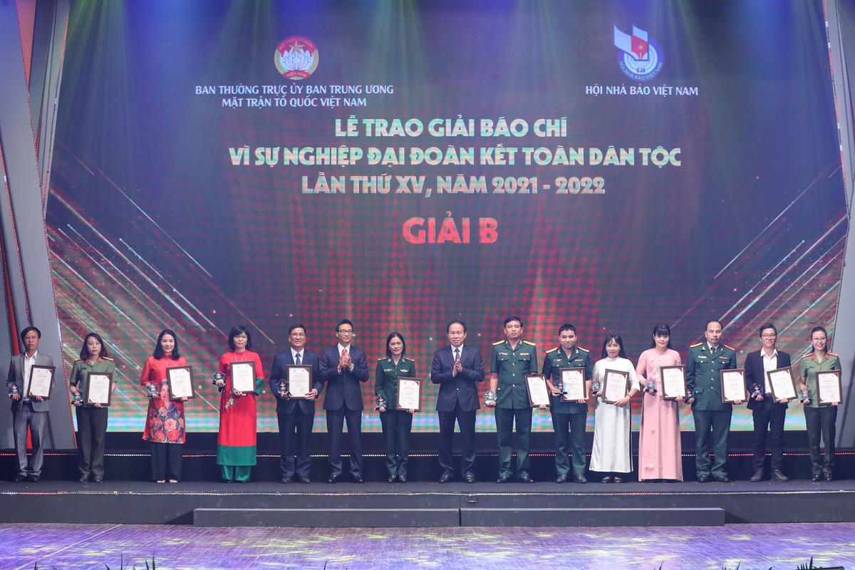  Ông Vũ Đức Đam, Ủy viên Trung ương Đảng, Phó Thủ tướng Chính phủ và ông Lê Tiến Châu, Ủy viên Trung ương Đảng, Phó Chủ tịch - Tổng Thư ký UBTƯ MTTQ Việt Nam trao giải cho các tác giả, nhóm tác giả đạt giải B.