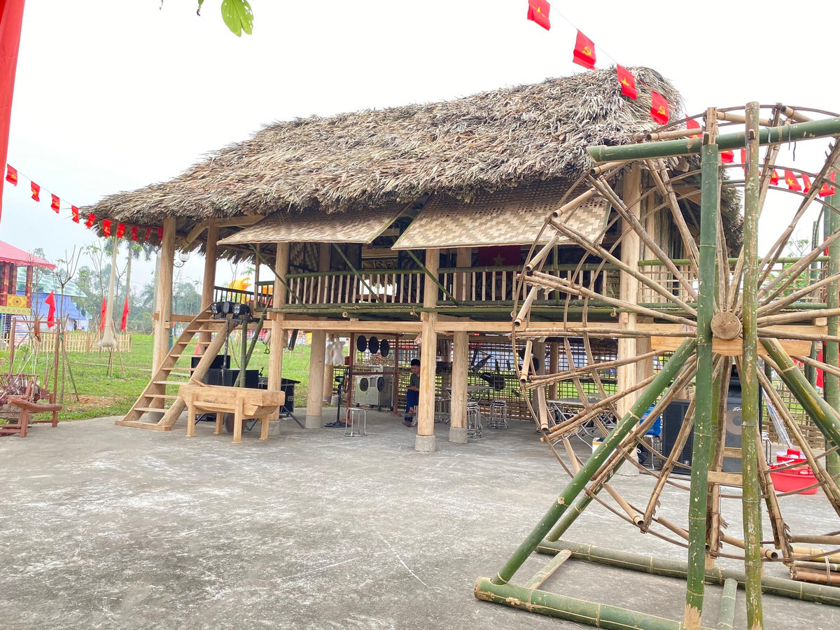 Với nhà sàn mái lá và gường nước đặc trưng của người dân tộc.