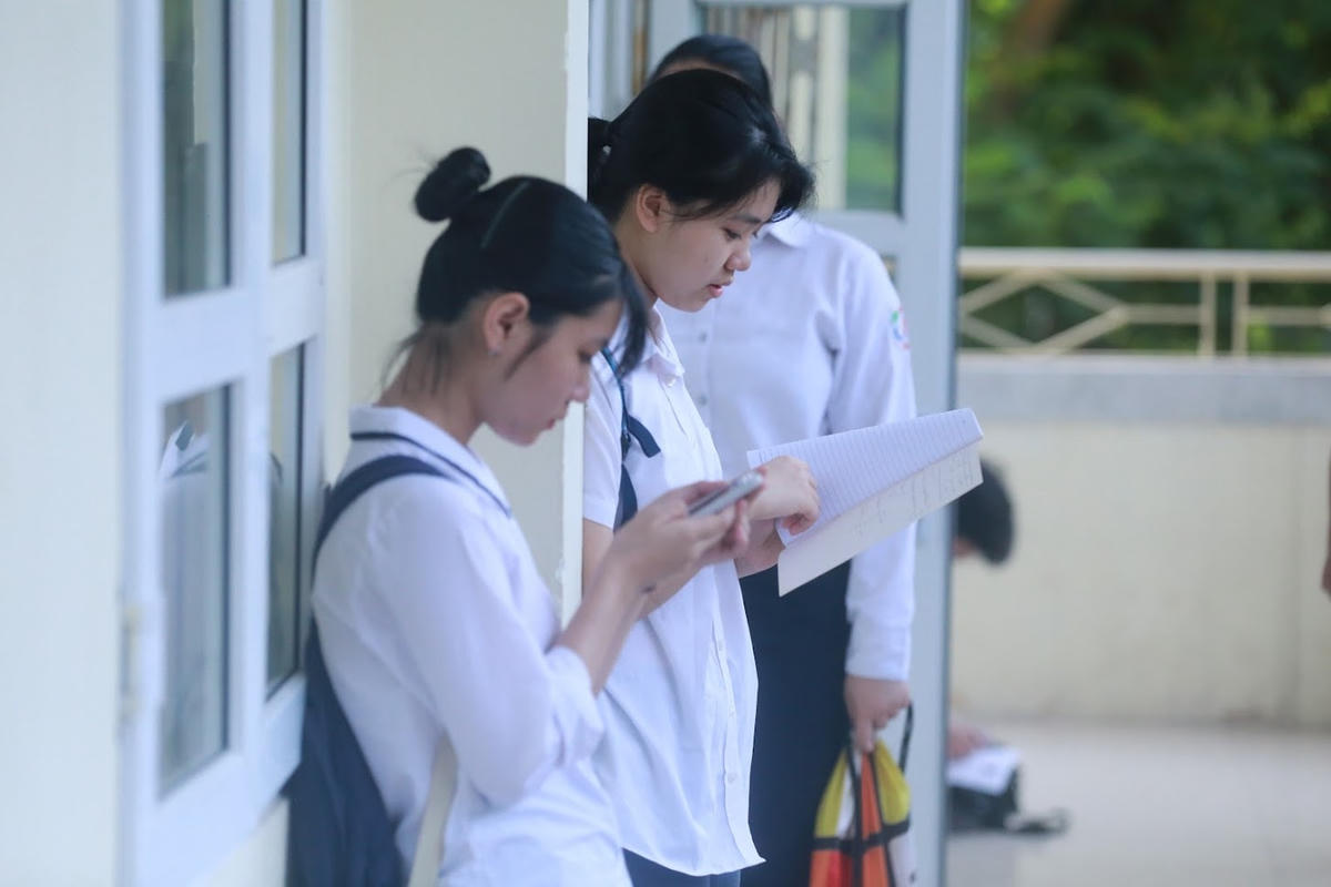 Thí sinh dự thi vào lớp 10 tại Hà Nội. Ảnh: Quang Vinh.