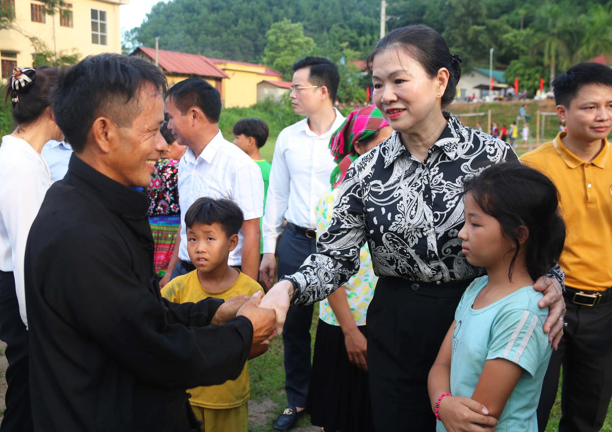 Phó Chủ tịch Trương Thị Ngọc Ánh trò chuyện, động viên hộ gia đình được giao nhận bò tại chương trình.