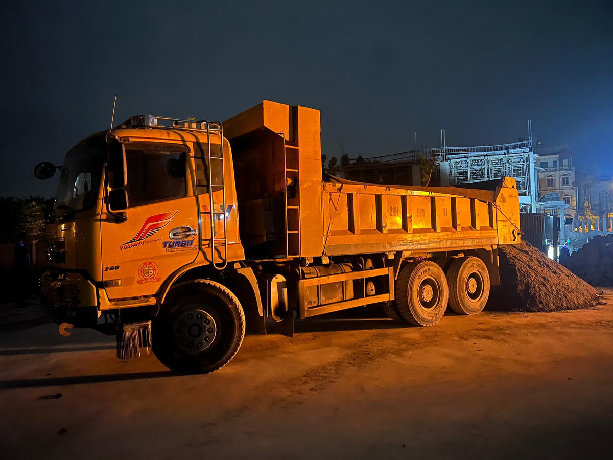 Lái xe ngang nhiên hạ tải để tránh bị lực lượng chức năng xử lý.