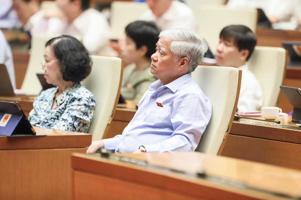 Chủ tịch UBTƯ MTTQ Việt Nam Đỗ Văn Chiến theo dõi phần trả lời của Bộ trưởng Huỳnh Thành Đạt (Ảnh: Quang Vinh).