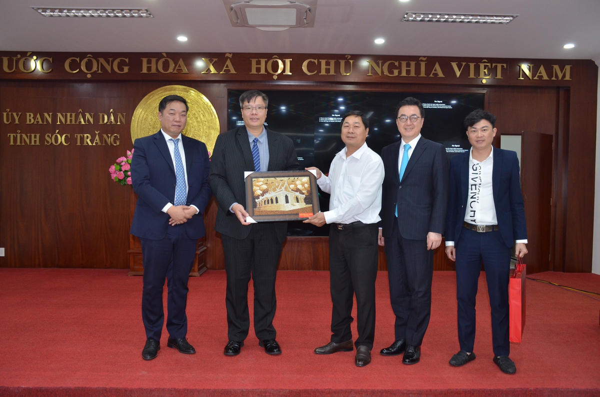 Lãnh đạo tỉnh Sóc Trăng tặng quà lưu niệm cho Chủ tịch VKBIA Trần Hải Linh