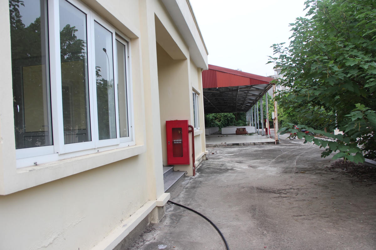Dự án được khởi công xây dựng vào cuối năm 2016. Sau gần 1 năm thi công, dự án này cơ bản đã được hoàn thành. Nhưng từ đó đến nay đã 5 năm trôi qua, chợ dân sinh Phú Đô vẫn chưa được bàn giao, mở cửa hoạt động để các tiểu thương vào kinh doanh, buôn bán.