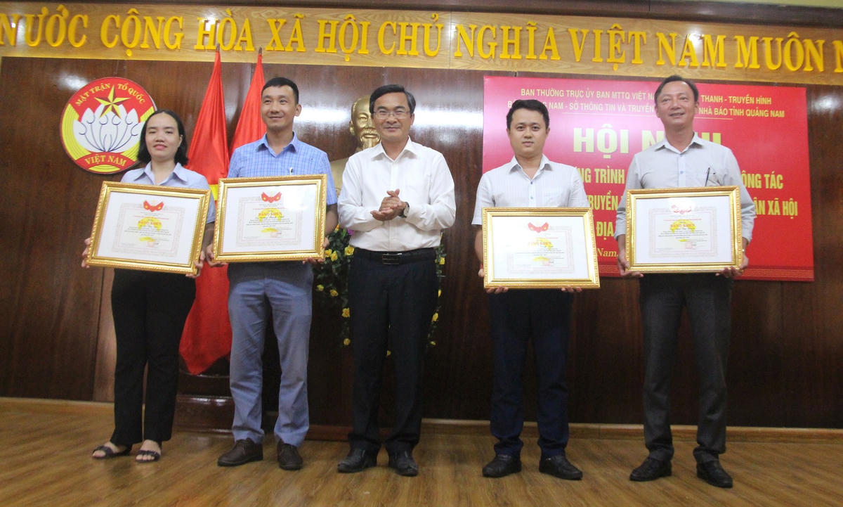 Lãnh đạo Ủy ban MTTQ Việt Nam tỉnh tặng bằng khen cho các cá nhân, tập thể.