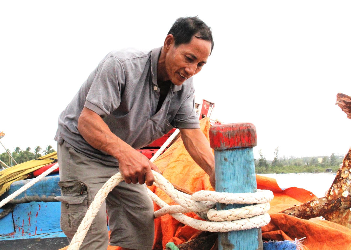 Ông Bùi Xuân Thành chuẩn bị cho con tàu ra khơi.