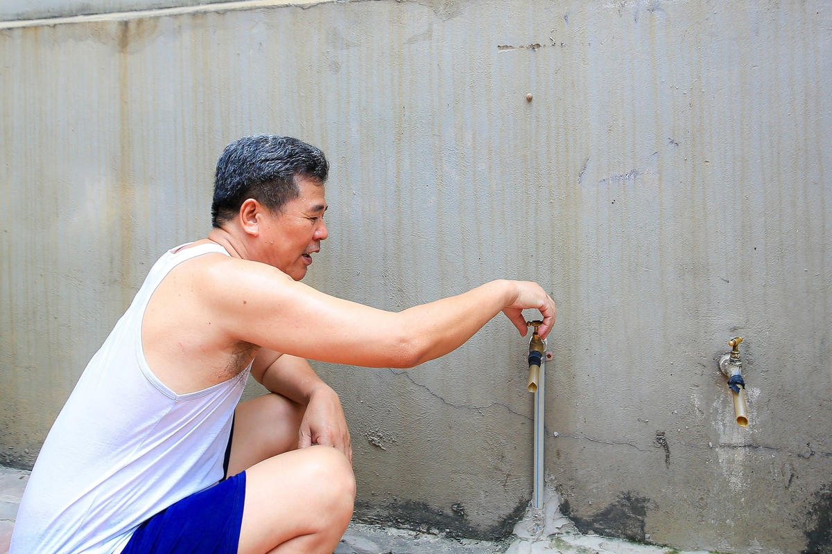 Bể chứa nước sạch nhà ông Nguyễn Ích Hùng đã nhiều ngày qua không có nước.