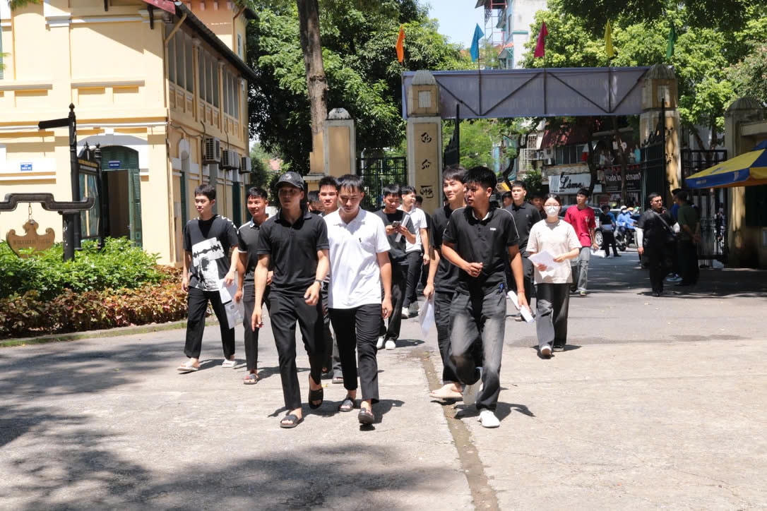 Theo lịch, 14h ngày 25/6, thí sinh làm thủ tục dự thi tại các phòng thi, đính chính sai sót (nếu có), nghe phổ biến quy chế thi và lịch thi. Ảnh: Nguyễn Hoài.