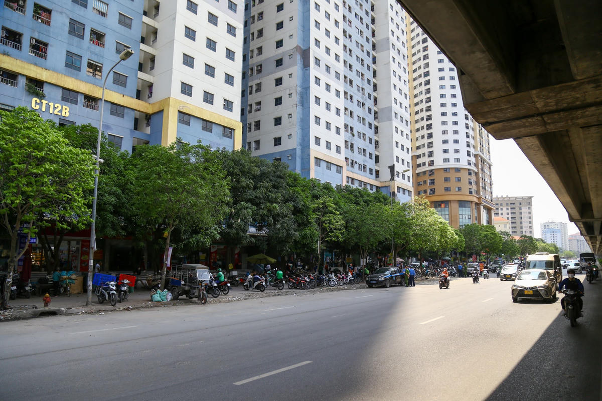 Hà Nội: Dẹp nạn lấn chiếm lòng đường làm bãi đỗ xe trên đường Nghiêm Xuân Yên