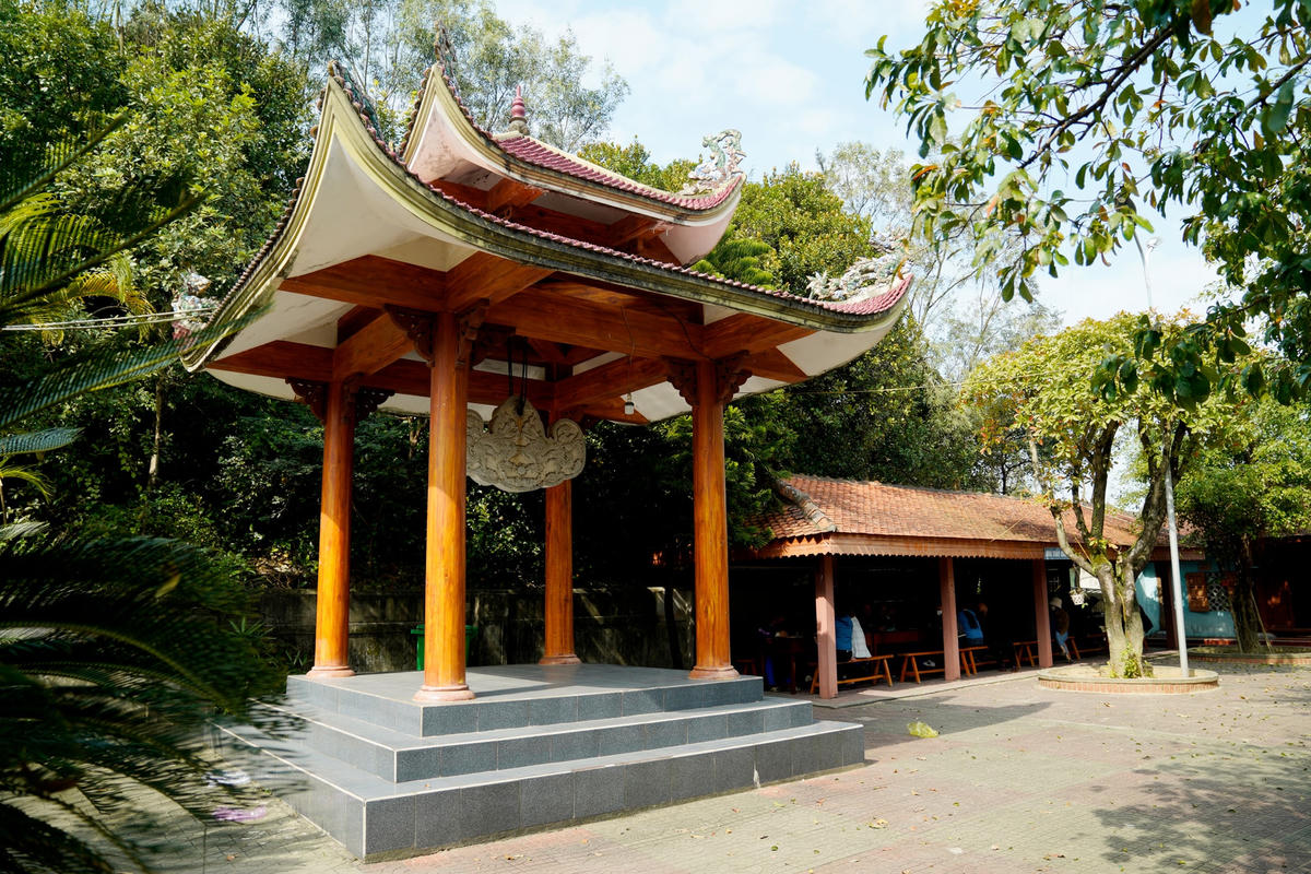...và nhà để khánh.