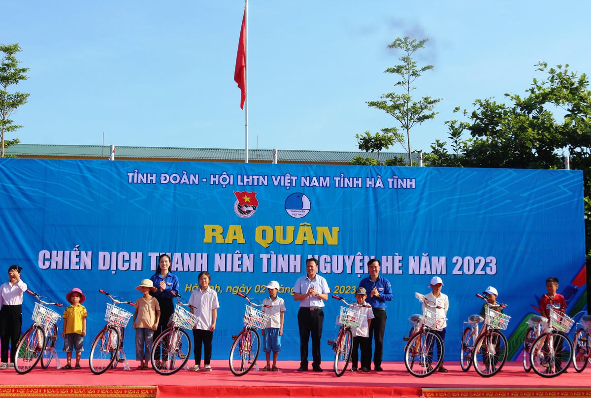 Nhiều phần quà ý nghĩa được trao tại lễ ra quân Chiến dịch thanh niên tình nguyện hè 2023 của Tỉnh đoàn, Hội Liên hiệp thanh niên Hà Tĩnh.