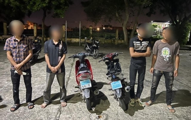 4 thanh, thiếu niên đi chơi trên 2 chiếc xe che biển số và có mang theo dao phóng lợn.