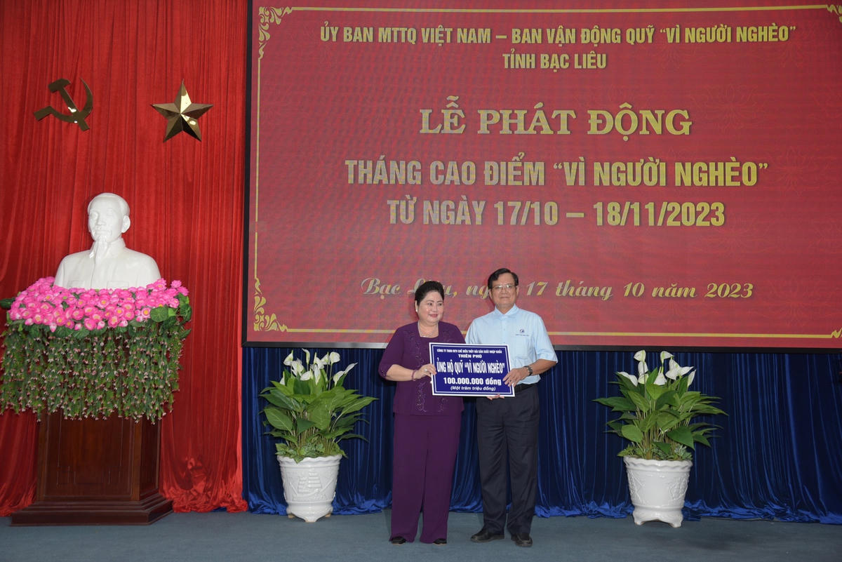 Bà Hồ Thị Kiểng, Giám đốc Công ty TNHH một thành viên chế biến thủy hải sản xuất nhập khẩu Thiên Phú lên trao bảng tượng trưng ủng hộ số tiền 100 triệu đồng.