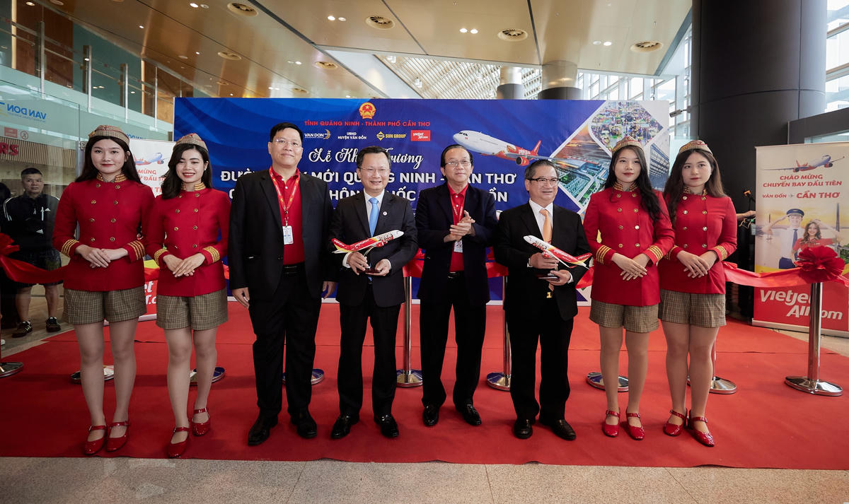 Lãnh đạo Vietjet Air trao quà lưu niệm cho lãnh đạo Cần Thơ và Quảng Ninh nhân dịp khai trương đường bay mới.
