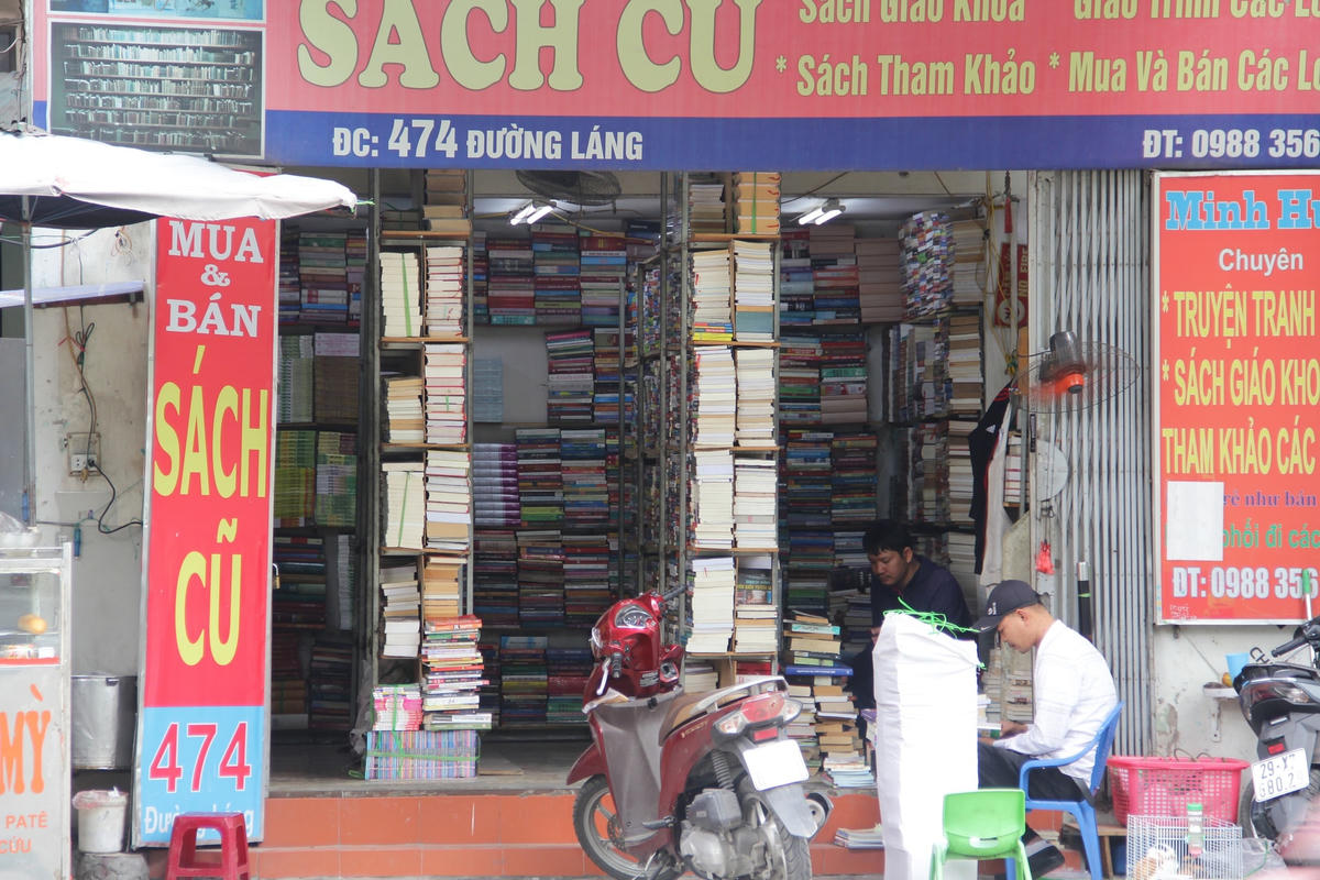 Khó kiểm soát được sách lậu, sách giả bày bán ngoài thị trường. Ảnh: Phạm Sỹ.