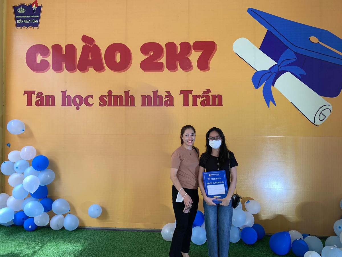 Cùng con đến nộp hồ sơ nhập học, chị Vũ Thị Phương (quận Hai Bà Trưng, Hà Nội) vui mừng cho hayy “Hôm nay là ngày vui đối với gia đình tôi vì con gái đã đỗ ngôi trường mà con mong muốn. Đây là ngôi trường mà con đã mơ ước từ khi học cấp 2. Vì vậy, tôi tin chắc rằng con sẽ đạt được nhiều thành tích hơn nữa ở môi trường mới này”.