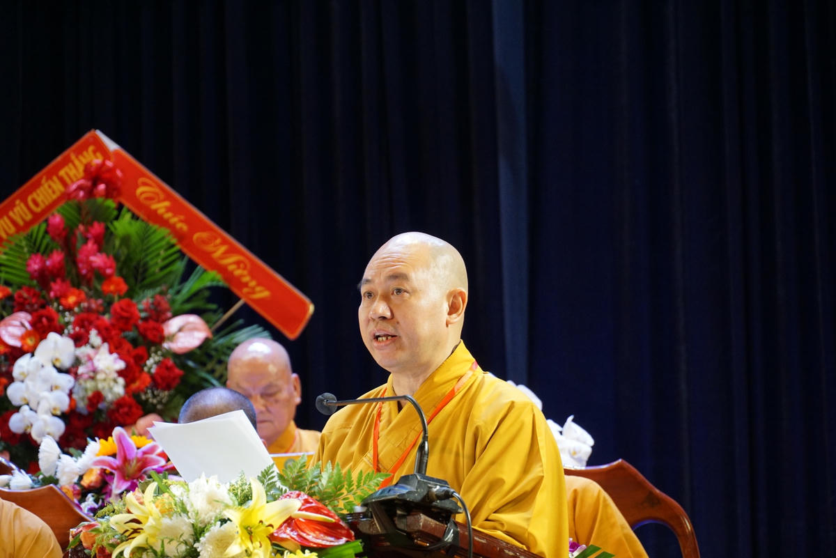 Thượng tọa Thích Đức Thiện, Phó Chủ tịch - Tổng Thư ký Hội đồng Trị sự GHPGVN, Trưởng ban Trị sự GHPGVN tỉnh Bình Phước khóa V phát biểu khai mạc đại hội. Ảnh: Mạnh Thìn.