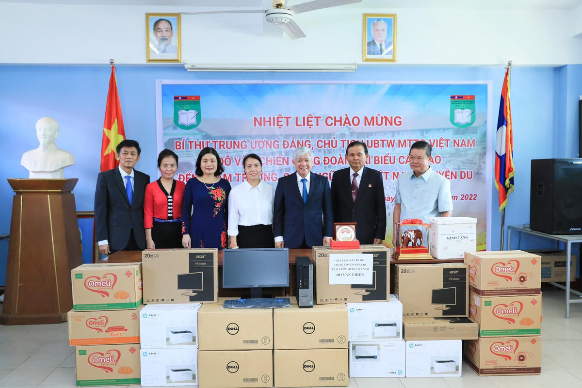Bí thư Trung ương Đảng, Chủ tịch UBTƯ MTTQ Việt Nam Đỗ Văn Chiến tặng quà Trường song ngữ Lào - Việt Nam Nguyễn Du. Ảnh: Quang Vinh.