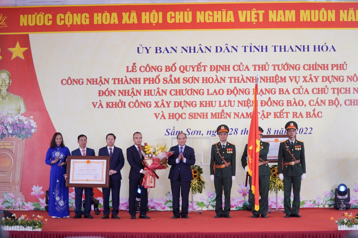 Chủ tịch nước Nguyễn Xuân Phúc trao Huân chương Lao động hạng Ba cho Đảng bộ, chính quyền và Nhân dân TP Sầm Sơn.