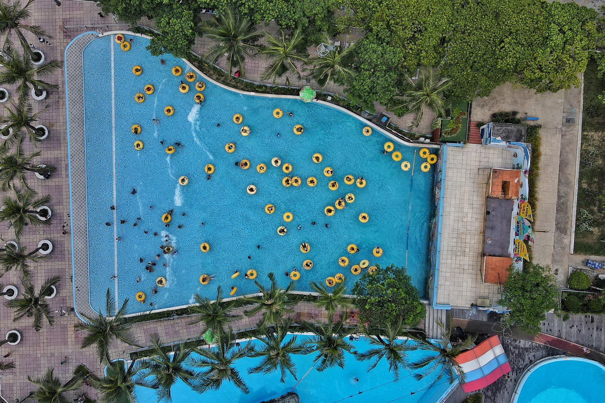 Hiện mức giá được niêm yết ở khu vực bán vé là là 170.000 đồng/vé ngày thường; thứ 7 và Chủ nhật 190.000 đồng/vé đối với khách cao trên 135 cm. Khách từ 135 cm trở xuống, vé có giá 145.000 đồng/vé ngày thường; thứ 7 và Chủ nhật là 160.000 đồng/vé.