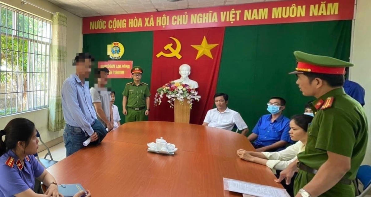 Lực lượng Công an đọc quyết định bắt 2 đối tượng Chung và Hiếu.