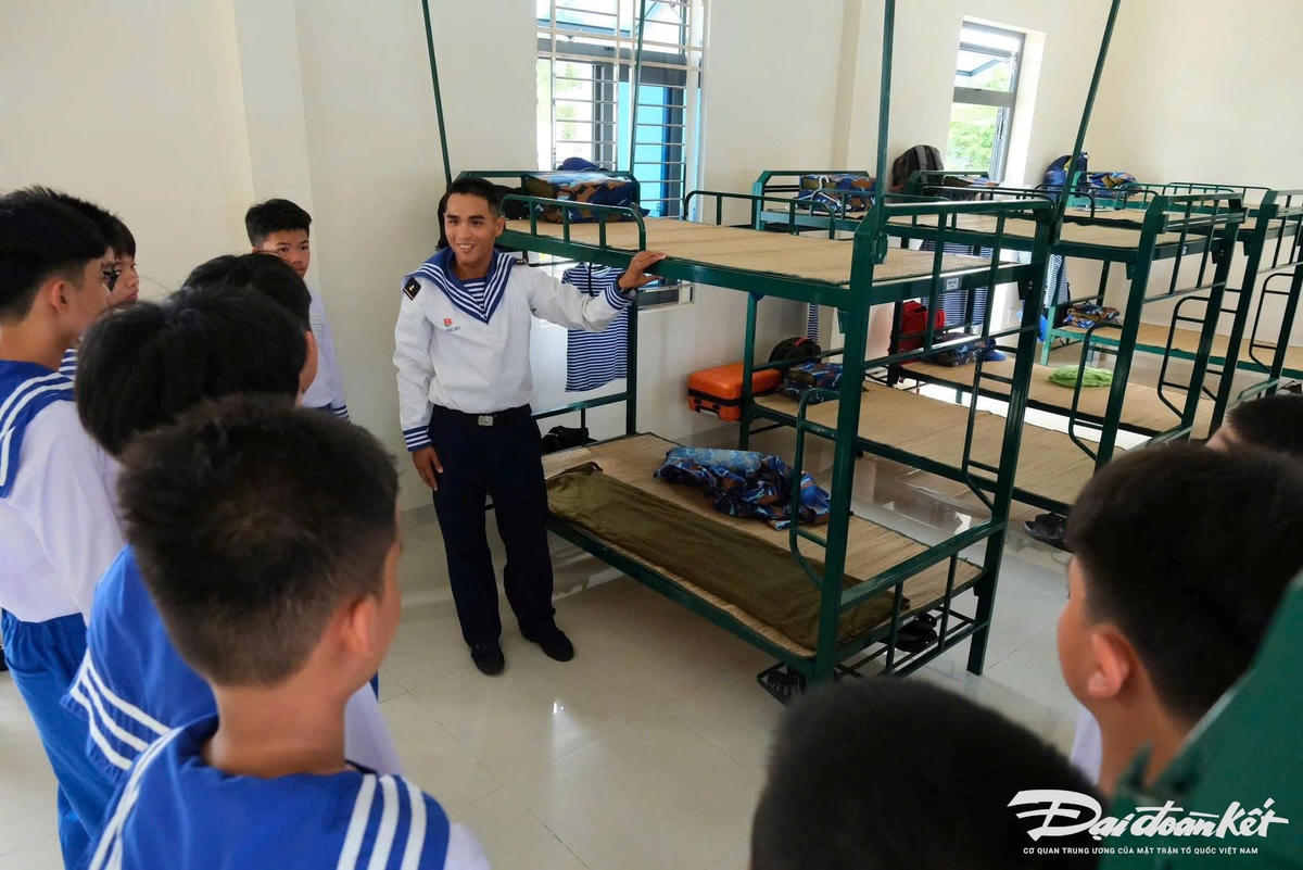 1. Sắp xếp nội vụ gọn gàng, gấp chăn màn vuông vức – bài học đầu tiên về tính cẩn thận, tỷ mỷ từ việc nhỏ nhất