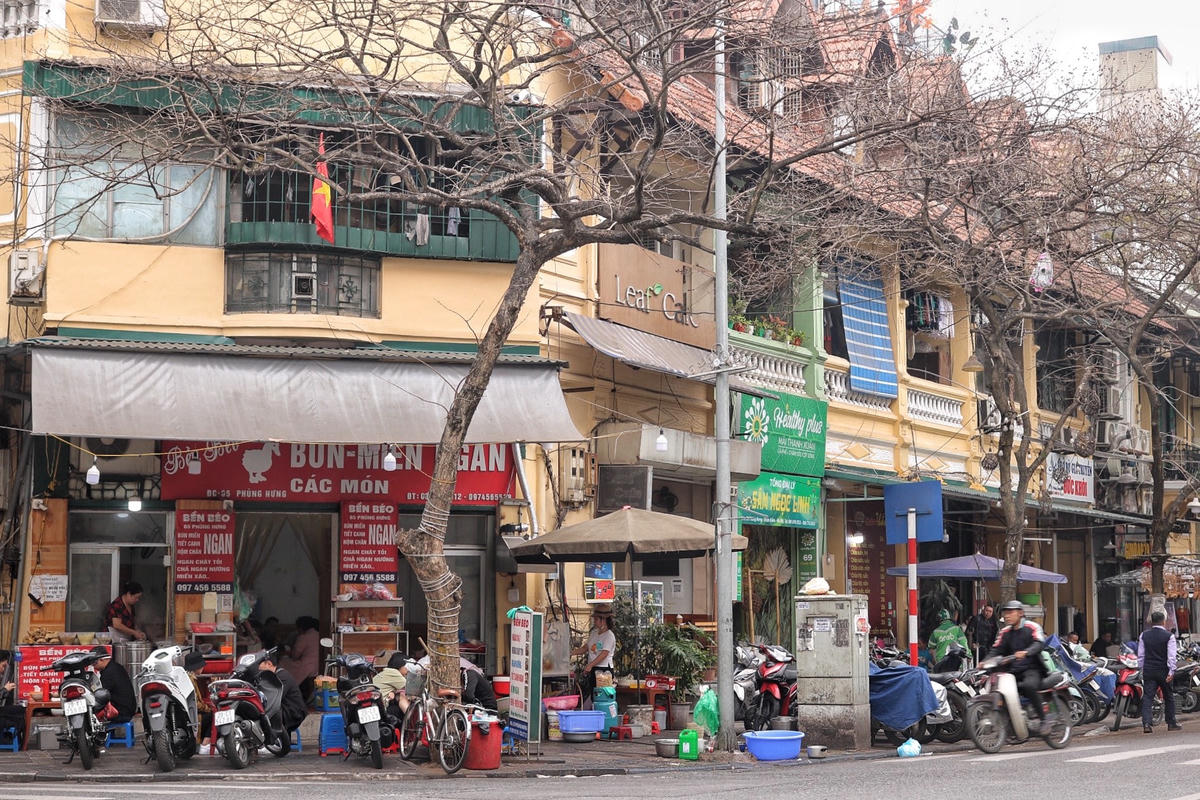 Dù đang trong chiến dịch lấy lại vỉa hè cho người dân nhưng tại tuyến phố Phùng Hưng (quận Hoàn Kiếm, Hà Nội) vẫn có hàng dài các cửa hàng kinh doanh ngang nhiên lấn chiếm vỉa hè. Thậm chí những đồ vật để phục vụ bán hàng ngang nhiên nằm chiếm trọn vỉa hè như chưa hề có chiến dịch.