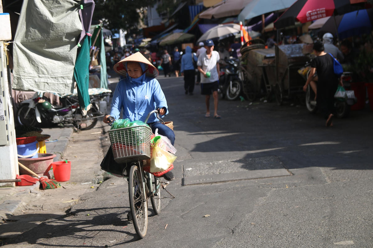 Các gánh hàng rong đi mua đồ chuẩn bị cho phiên chợ đêm tất bật trong cái nắng nóng.