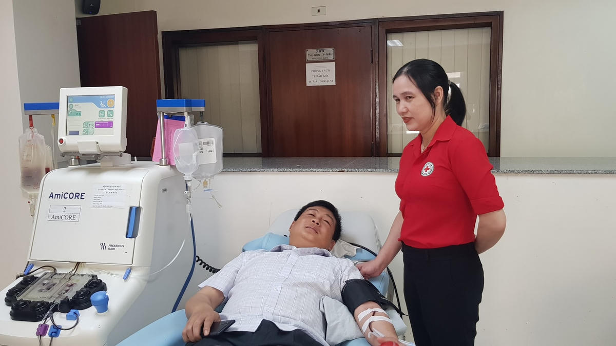 Chị Huỳnh Ngọc Trang vận động người thân tham gia hiến máu tình nguyện.