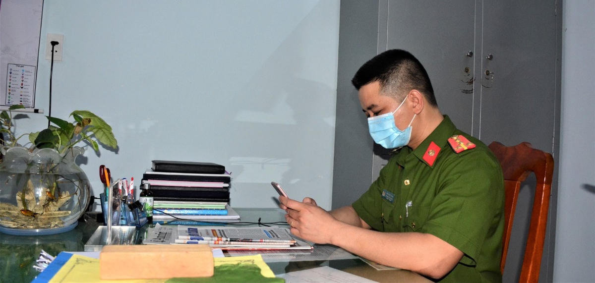 Công an xã Tịnh Bắc nắm bắt thông tin của người dân kịp thời qua điện thoại thông minh.