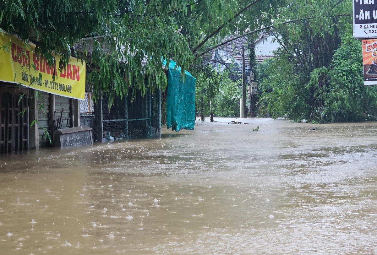 Tại tuyến đường Nguyễn Hữu Cảnh (thuộc xóm Gióng, phường An Tây, thành phố Huế) mưa lớn kéo dài khiến khu vực này nước ngập sâu.