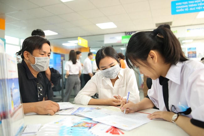 Thí sinh xác nhận nhập học vào trường đại học.
