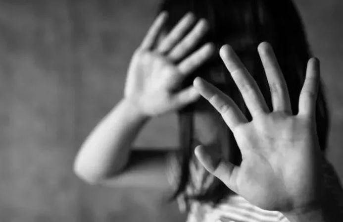 Thầy C. bị nghi có hành vi xâm hại nữ sinh lớp 6 ngay tại trường học. Ảnh minh họa