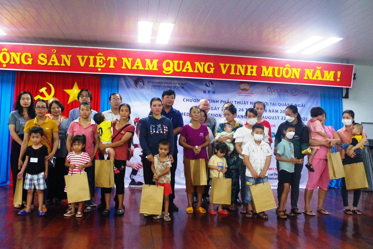 Tặng quà cho các cháu bị dị tật hàm mặt.