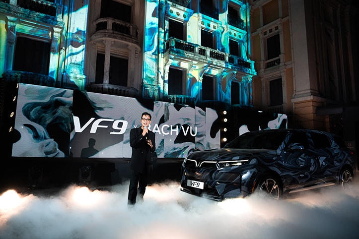 Họa sĩ Bách Vũ giới thiệu tác phẩm “Into the Forest”” thể hiện trên thân xe VF 9