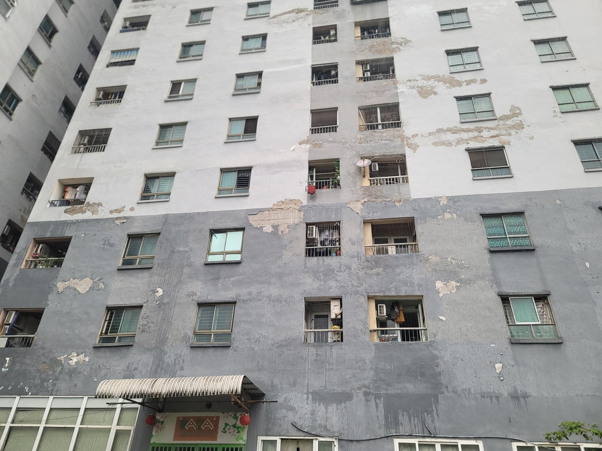 Công trình xuống cấp, tường vữa nứt vỡ từng mảng lòi cả bê tông, sơn bong tróc, ẩm mốc. 