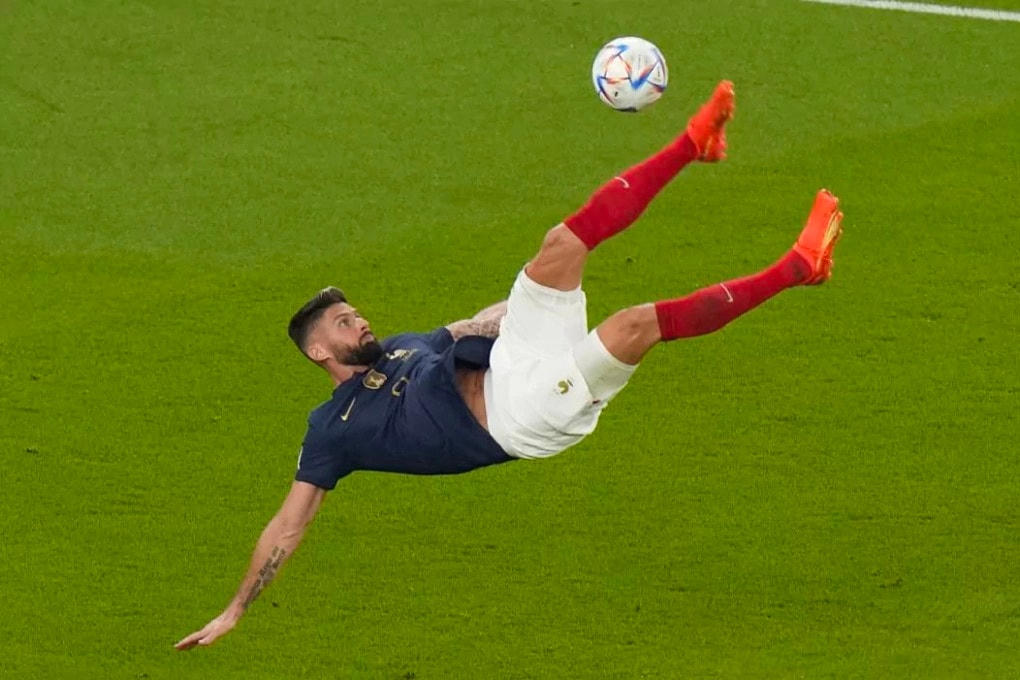 Cú tung người đẹp mắt của Giroud nhưng bàn thắng không được công nhận.
