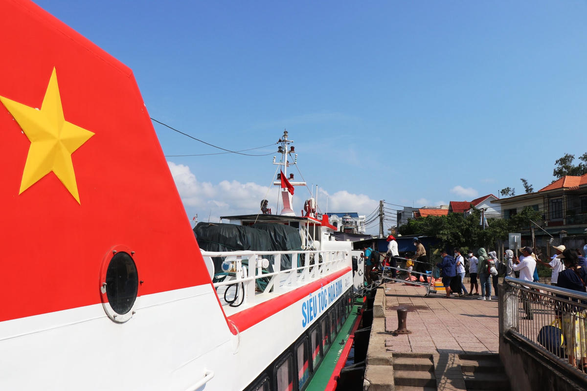 Du khách lên tàu cao tốc để ra đảo Lý Sơn.