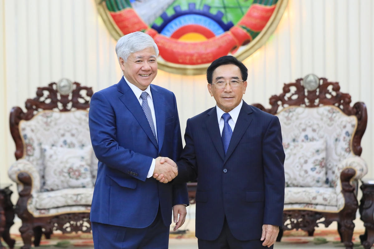 Bí thư Trung ương Đảng, Chủ tịch UBTƯ MTTQ Việt Nam Đỗ Văn Chiến chào xã giao Thủ tướng nước CHDCND Lào Phankham Viphavanh. Ảnh: Quang Vinh.