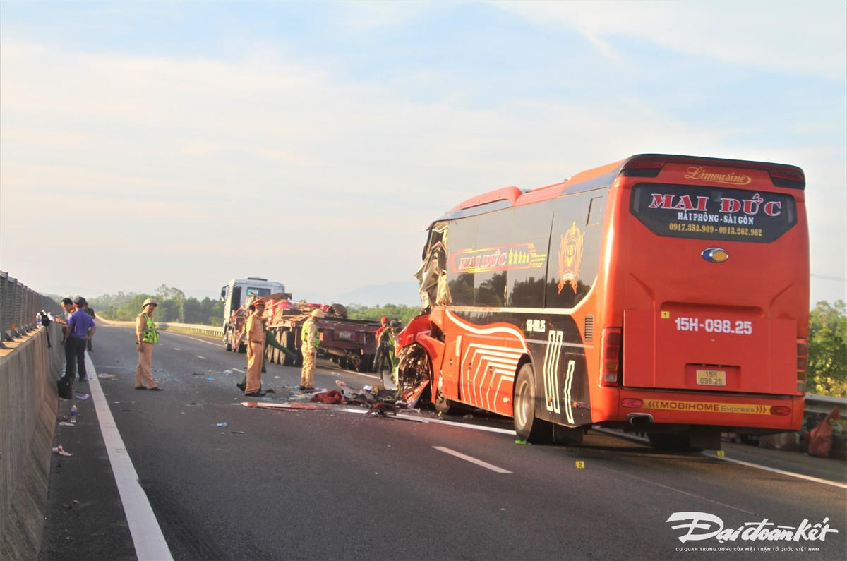 Lực lượng chức năng đang khám nghiệm hiện trường vụ TNGT. Ảnh: Chí Đại.