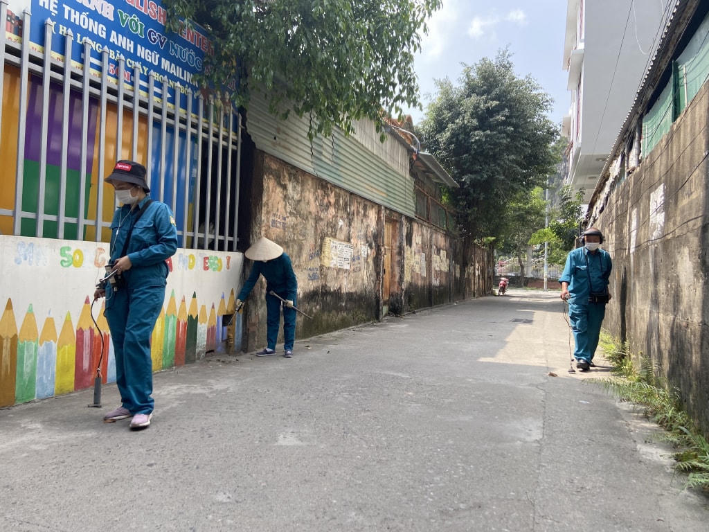 Ngoài việc nghe ban đêm, Xí nghiệp nước Hòn Gai cũng bố trí công nhân nghe ban ngày để tăng cường việc phát hiện các điểm rò rỉ nước.