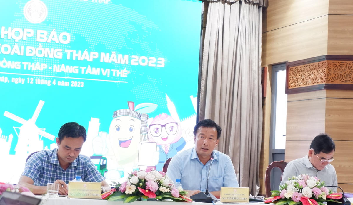 Phó Chủ tịch UBND tỉnh Đồng Tháp Nguyễn Phước Thiện trao đổi với báo chí tại buổi họp.