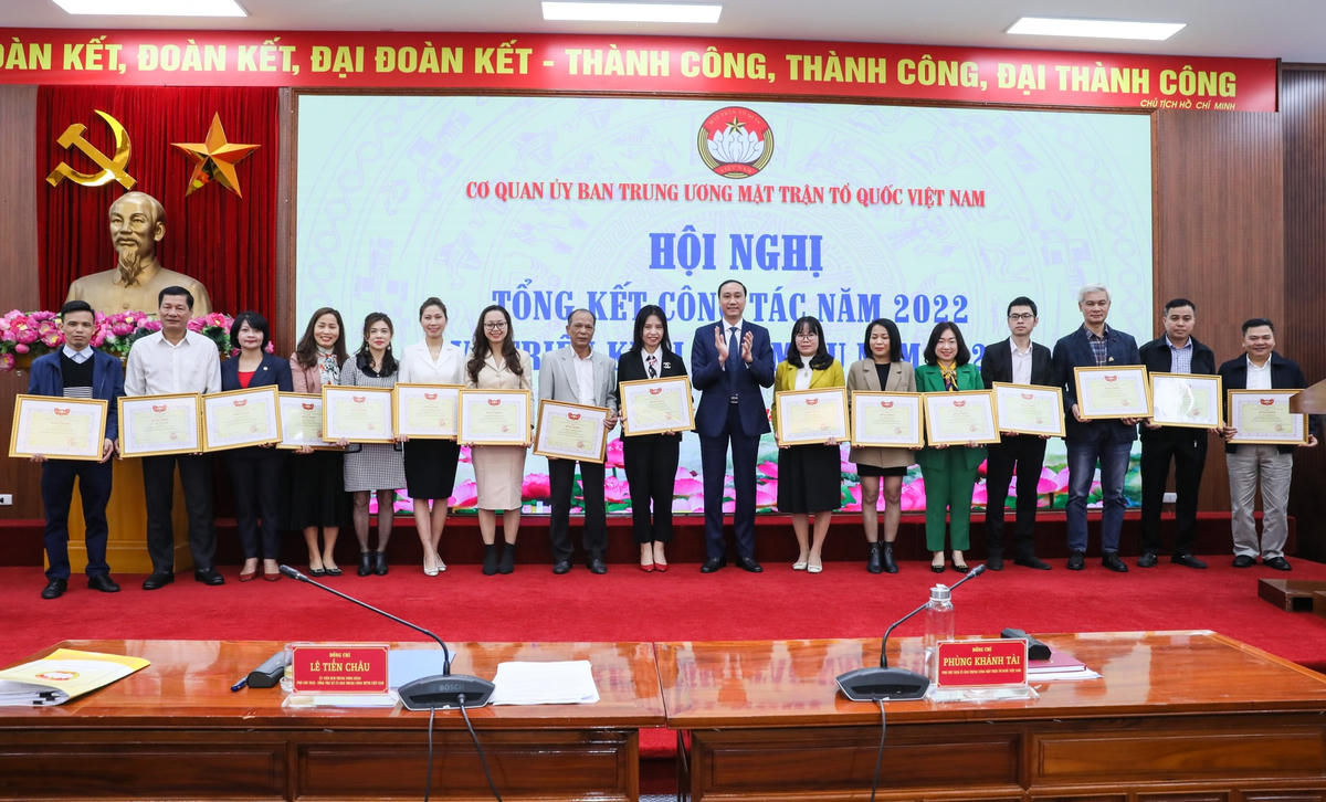 Phó Chủ tịch Phùng Khánh Tài trao Bằng khen cho các cá nhân có thành tích xuất sắc trong năm 2022.