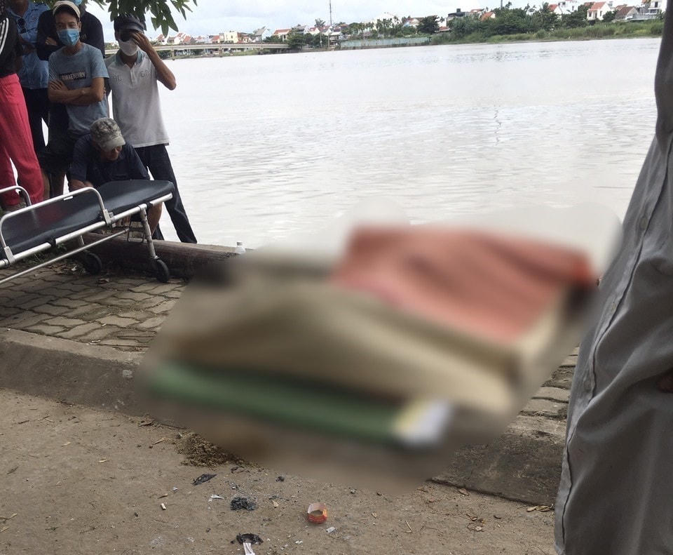 Lực lượng chức năng vớt thi thể anh L. lên bờ.
