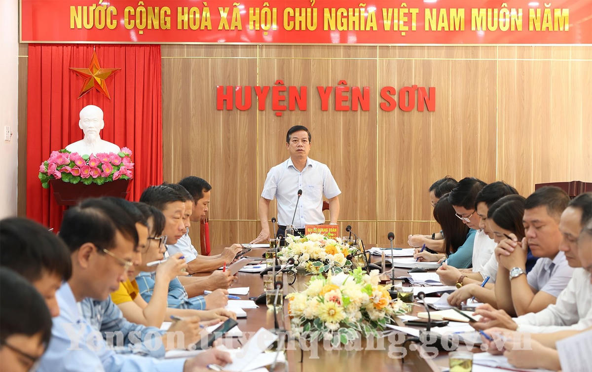 Đồng chí Lê Quang Toàn, Ủy viên BTV Huyện ủy, Phó Chủ tịch UBND huyện chủ trì cuộc họp