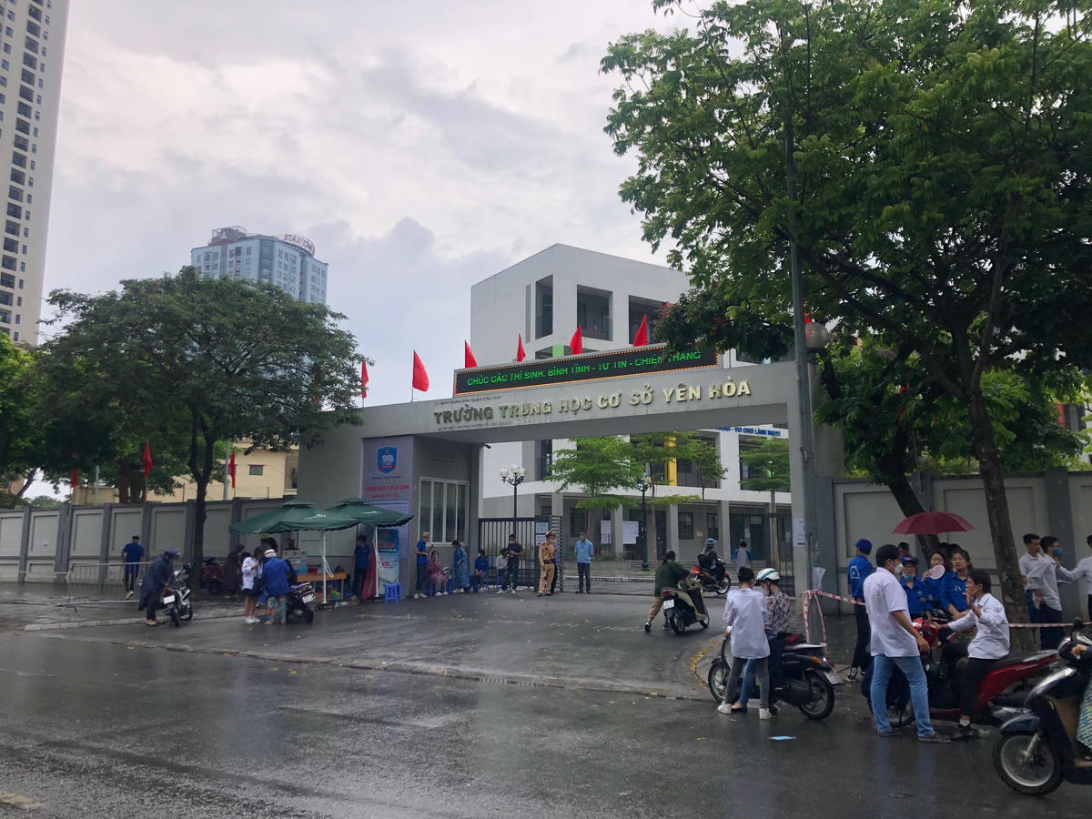 Trước 13h, thí sinh đến điểm thi lác đác.