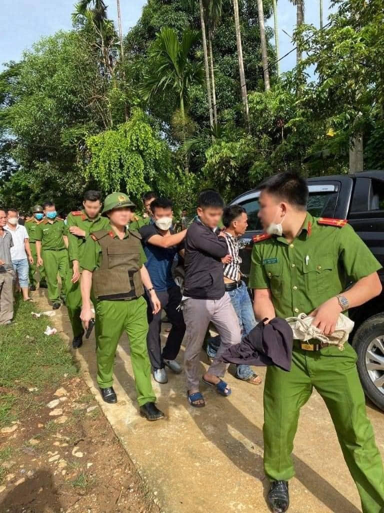 Đối tượng Dục (áo kẻ sọc) gây nên vụ án mạng khiến 3 người thương vong tại xã Yên Hợp (Qùy Hợp) (Ảnh CANA).