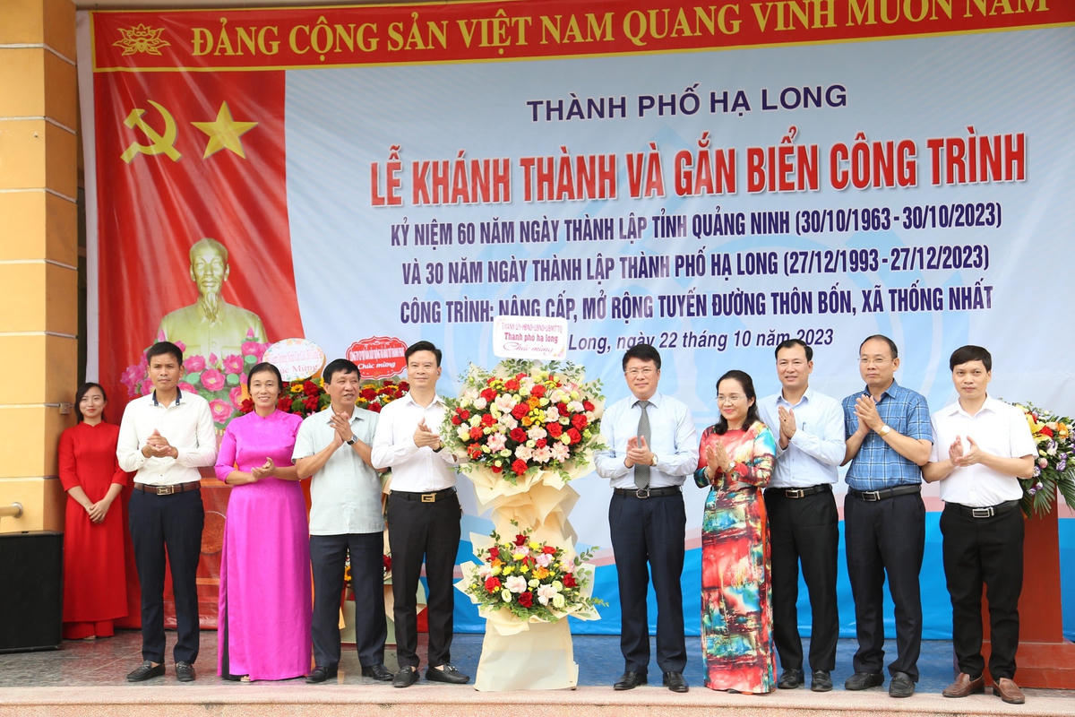 Phó Chủ tịch UBND TP Hạ Long Nguyễn Ngọc Sơn thay mặt lãnh đạo Thành ủy - HĐND - UBND - Uỷ ban MTTQ thành phố tặng hoa chúc mừng cán bộ, nhân dân xã Thống Nhất.