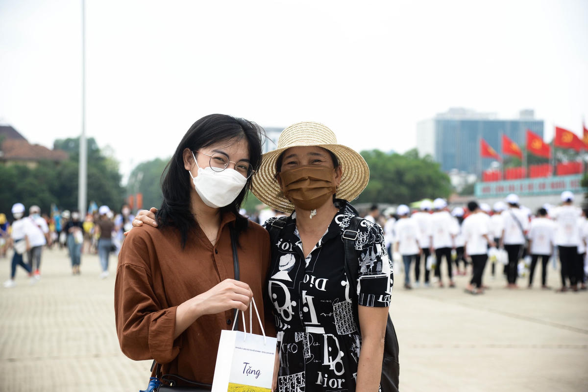Chị Thuý Hiền (Hoàng Mai, Hà Nội) chia sẻ: Nhân ngày sinh nhật Bác, mình đã rủ mẹ từ Hà Tĩnh ra đây để đi thăm Lăng Bác. Đây cũng là lần đầu tiên mẹ mình được đến đây, mình muốn tạo cho mẹ mình những kỉ niệm đẹp về Hà Nội".